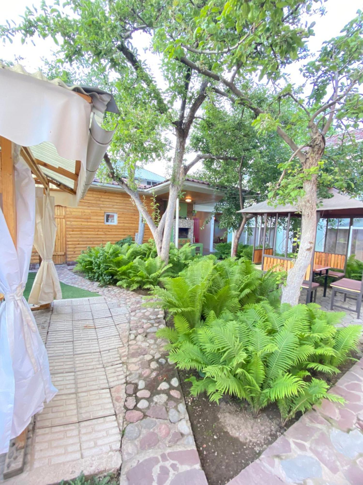 Osobyi Guest House Cholpon-Ata Esterno foto